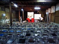 益田市正法寺本堂、会場設営途中の写真